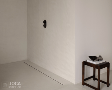 Badkamer Inloopdouche muren, vloer en meubels bekleed in Microtopping door Joca Interior