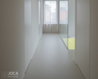 Schilderwerken deuren, muren en plafonds en vloer bekleed in Microtopping door Joca interior