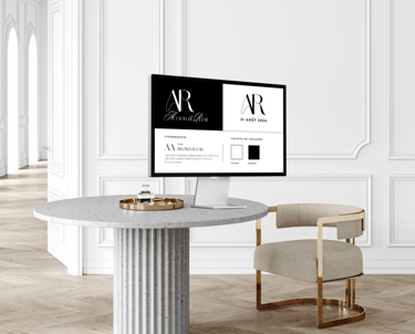 identité visuelle personnalisée présentée sur un ordinateur dans un salon chic