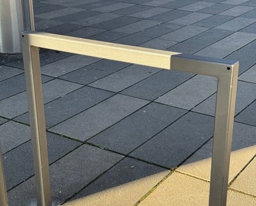 Foto von einem eckigen Fahradbügel.