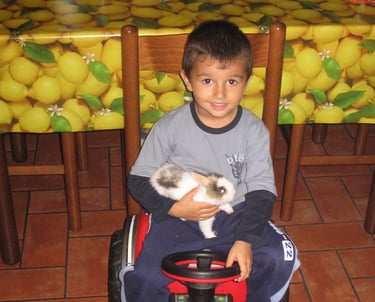 Gabriel con il suo coniglio 