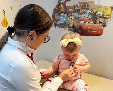 Médica Pneumopediratra atendendo com amor uma bebê