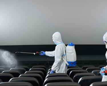 técnico en fumigación realizando una desinsectación  
