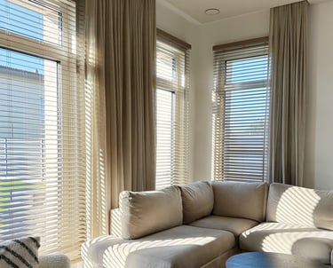 tarpinės užuolaidos ir medinės žaliuzės