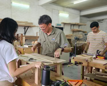 Explaining how to fasten a screw