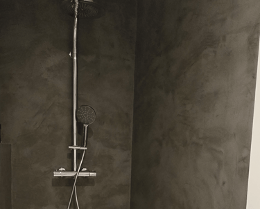 Douchewanden gepleisterd met Mortex antraciet 
