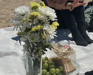 Přírodní oltář uprostřed kruhu – svíčky, květiny, symboly