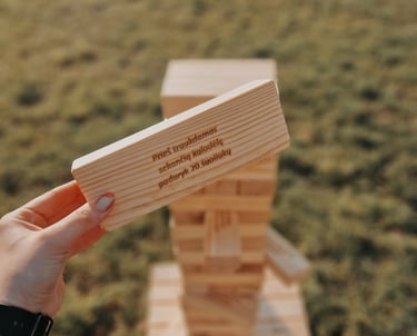 XXL Jenga su užduotimis žaidimas – žaidimų nuoma Klaipėdoje.