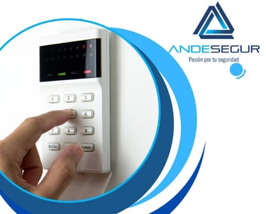 Panel de alarma de seguridad con sensores instalados en oficina