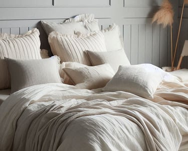 CAMA COM ALMOFADAS