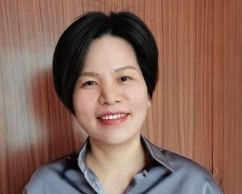 Shirley Lee, Founder of King Fly - 40+ Years of Bag Manufacturing Expertise.