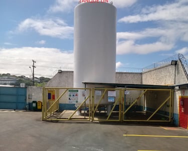 Instalação padrão de uma centrais líquida com o tanque de todas as distâncias e cercamento apropriao