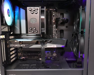 Un ordinateur avec des pièces à l'intérieure