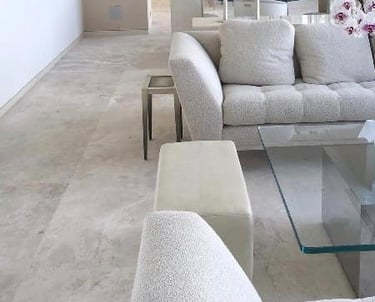 Trawertyn do salonu jasny szary kamień naturalny włoski