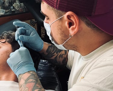 Body piercer Rodolfo a fazer um piercing no estúdio de tatuagens e body piercing