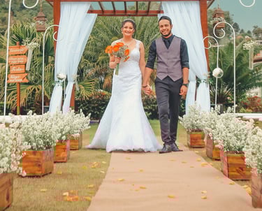 Pareja tomados de la mano en un paisaje sereno, preparándose para el matrimonio