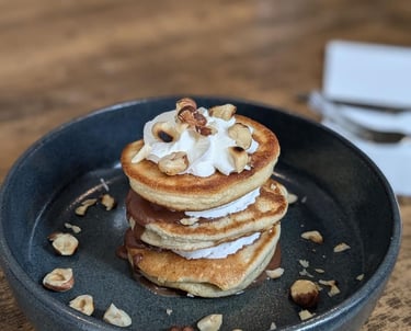 Pancakes avec chantilly et fruits secs