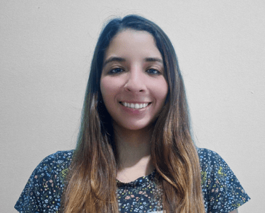 psicologa profesional sonriendo para una foto