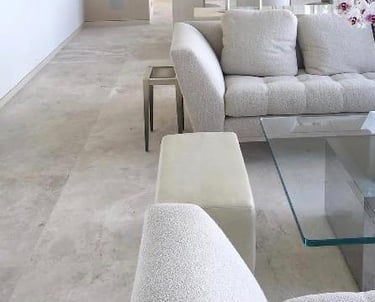 Trawertyn do salonu jasny szary kamień naturalny włoski