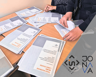 Ant stalo klausimynai ir juos tvarkančios rankos