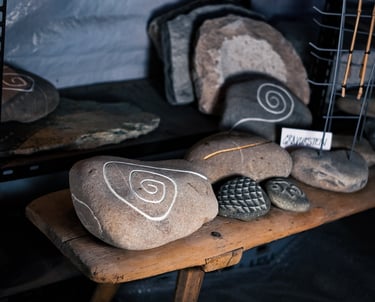 Dekorative Steine mit Spiralmuster