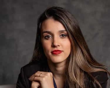 alt="Advogada Denise Viana em seu escritório de advocacia em Viamão, especialista Direito Trabalho