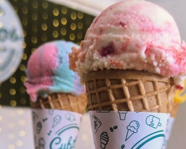 Helado de chicle y helado de fresas con crema