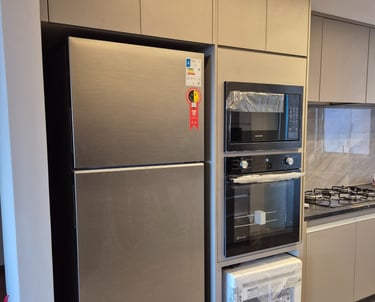 Cozinha moderna, torre de eletro domésticos