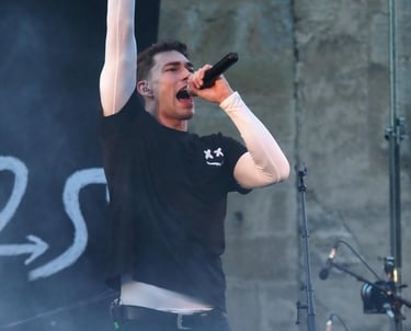 Alex au chant dans watchers band aux jeudis du pressoir 2024