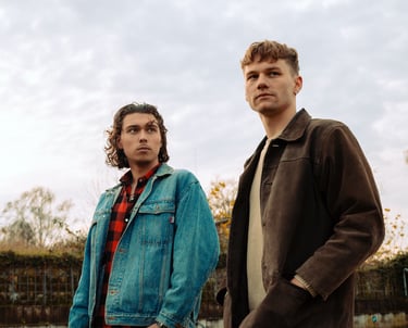 Bandportrait im Abendlicht – stille, analoge Atmosphäre zwischen Musik und Moment