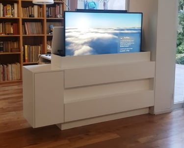 Mobiliario con espacio de guardado para elevador de tv