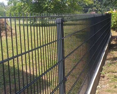 Šta su 2D panelne ograde? 2D panelne ograde su čelične varene ograde sa horizontalnim i vertikalnim žicama koje formiraju pra