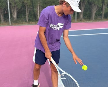 Grégoire Denis service puissant sur court de tennis