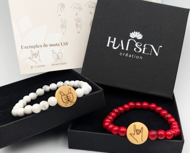 Bracelets perles avec cabochon LSF, dans un écrin noire accompagné de la dactylologie.