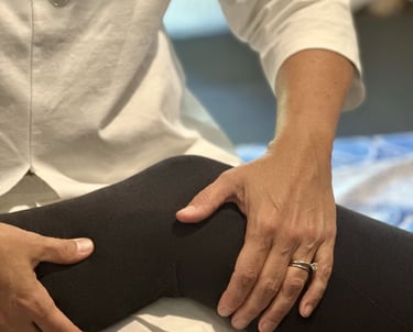 mani operatrice shiatsu su gamba