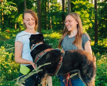 Toni und Tabea gemeinsam im Wald – naturverbundene Zusammenarbeit bei Takoda