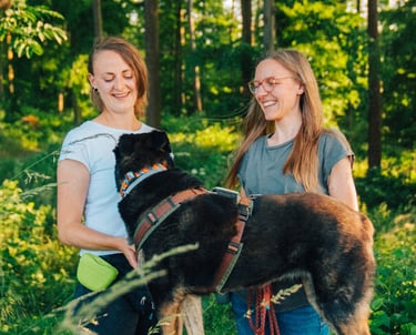 Toni und Tabea gemeinsam im Wald – naturverbundene Zusammenarbeit bei Takoda