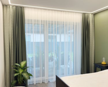 raštuotos naktinės užuolaidos ir lengvos dieninės