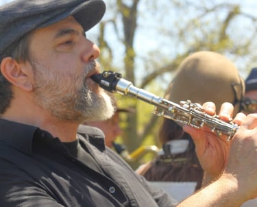 Ben Saffer playing clarinet during a Mazel Tov Kocktail Hour performance