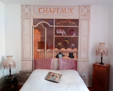 Mur peint en tête de lit, une fresque thème boutique à chapeaux d'autrefois