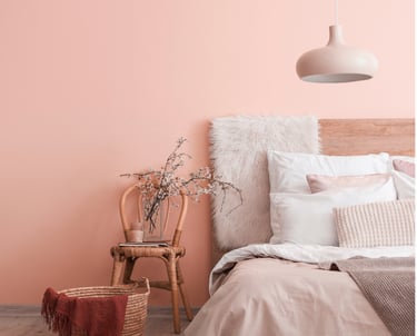 chambre rangée, organisée, épurée, aux couleurs douces