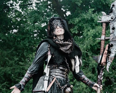 Femme en tenue déchirée avec une grande hanche et un masque sur un fond de feuilles