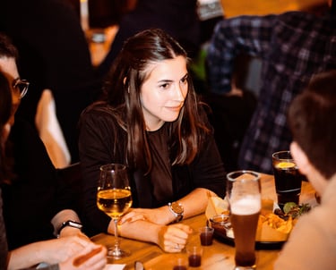 Frau beim Pub-Quiz in Friedrichshain (Berlin)