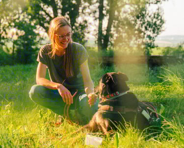 Tabea füttert Hund im Wald – entspannter Kontakt und Belohnung beim Waldbaden