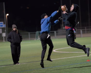 Limmat Lightning Training, Flag Football in Zürich: Receiver und Defender im Kampf um den Ball