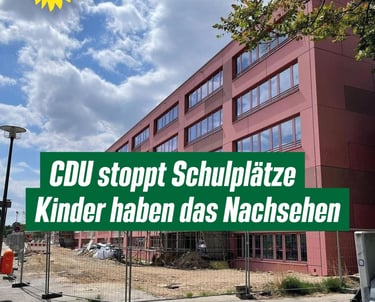 Sharepic mit dem Foto einer Schule im Bau, mit Bauzäunen davor.