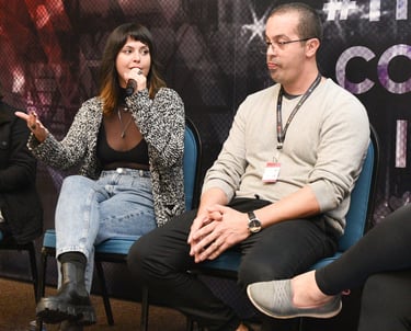 Josi participando de um painel sobre liderança