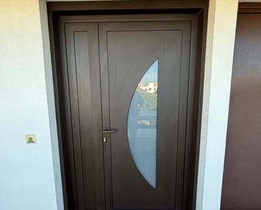 Remplacement d'une porte d'entrée avec un design spécifique.