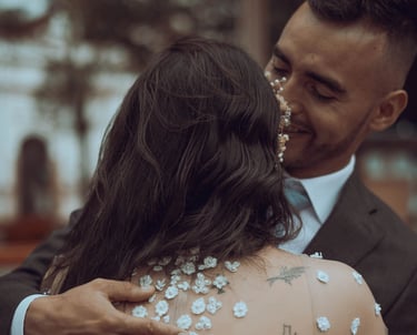 Novios en su primer beso durante boda en Bogotá — fotografía documental TheLens.