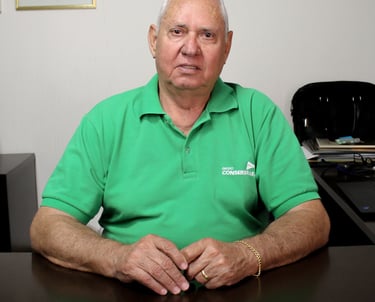 Fotografia de Walter Soares em uma mesa de escritório